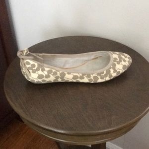 Used Gap White & Gray Printed Flats, Size 6